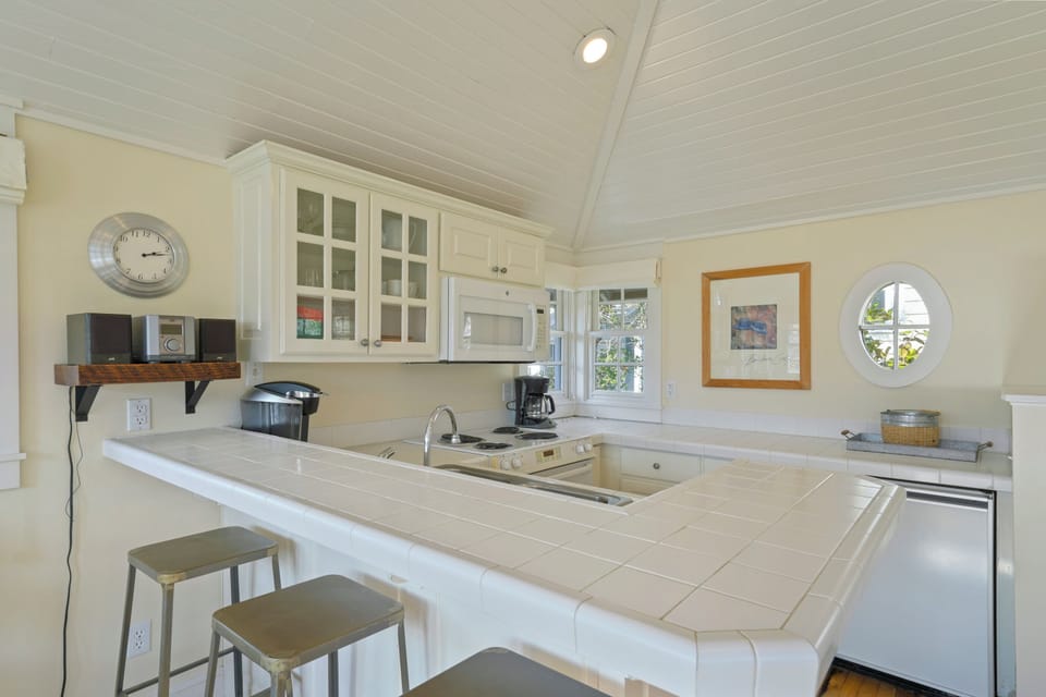 KITCHEN WITH BARTOP SEATING FOR THREE PEOPLE