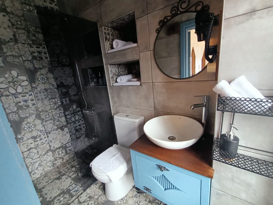 Design Triple Room, Sea View | Bathroom | Shower, rainfall showerhead, hair dryer, bathrobes