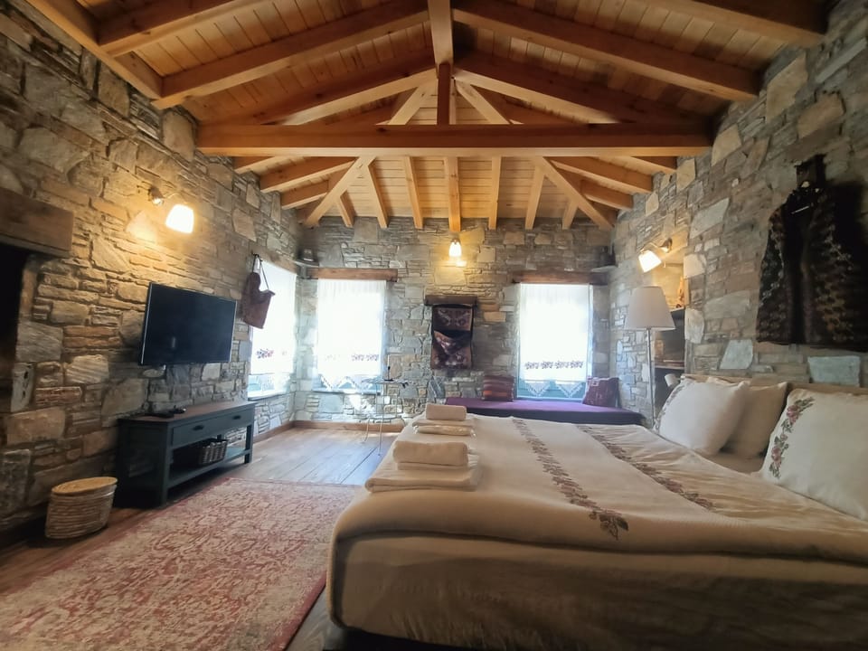 Deluxe Quadruple Room, Mountain View | Egyptian cotton sheets, premium bedding, minibar, in-room safe