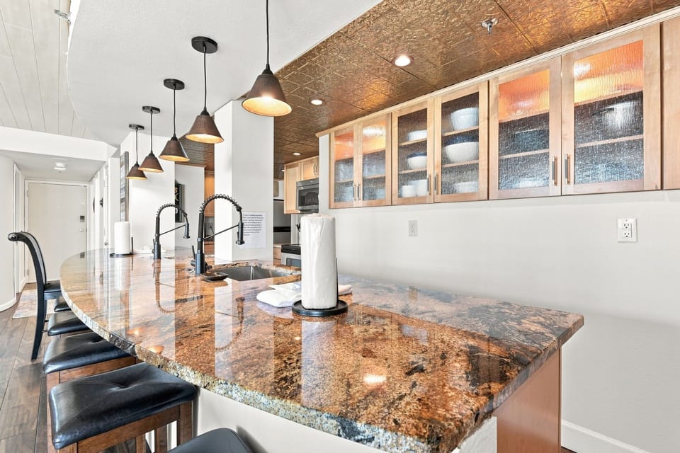 Large eat-in kitchen bar