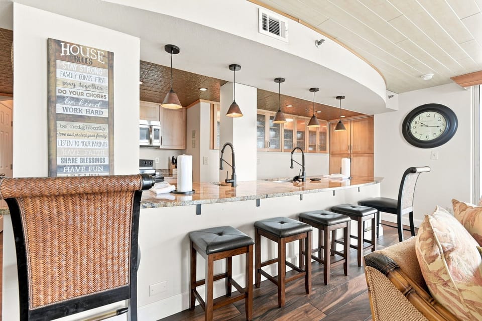 Eat-in kitchen bar seating