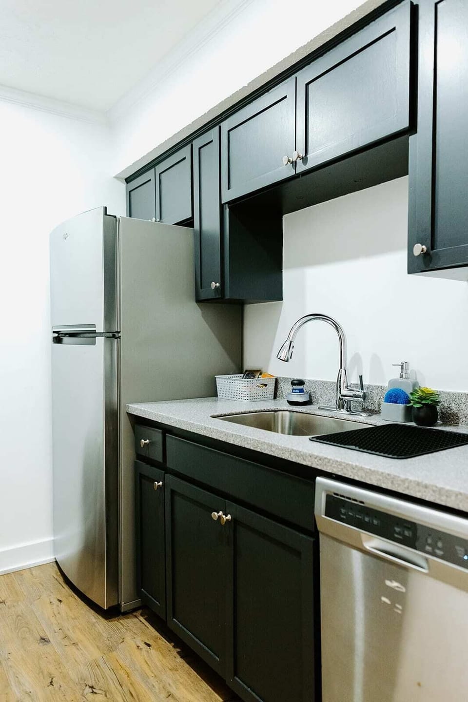 Stainless Steel Appliances with Complimentary Chef Knives!