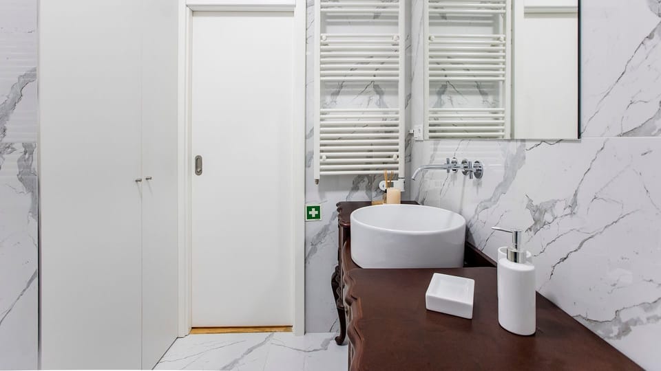 Marble walls bathroom #porto #downtown #sunny #airbnb