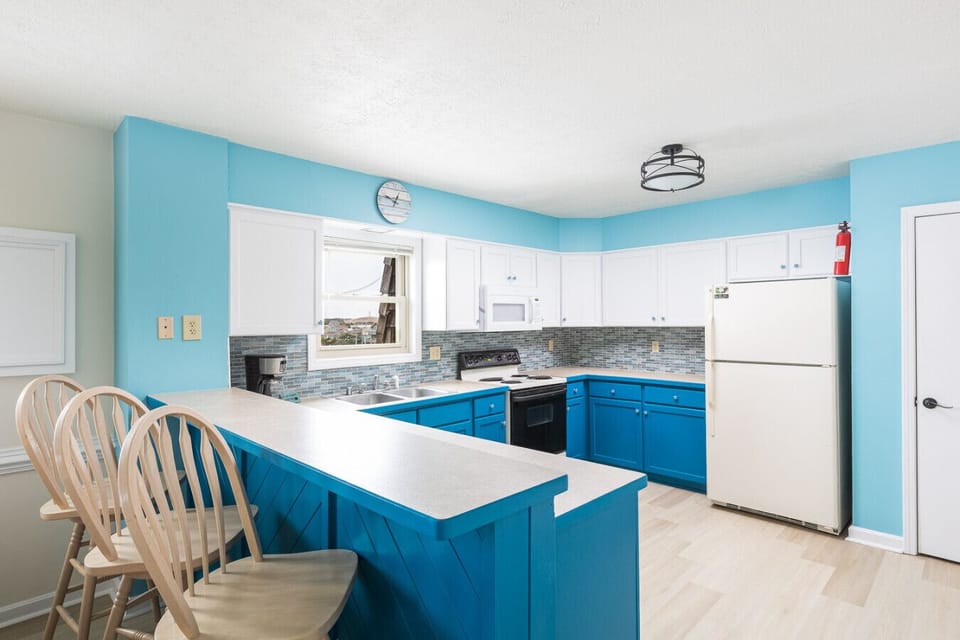 Breakfast bar seating — great for quick meals, coffee mornings, or kids’ snacks.