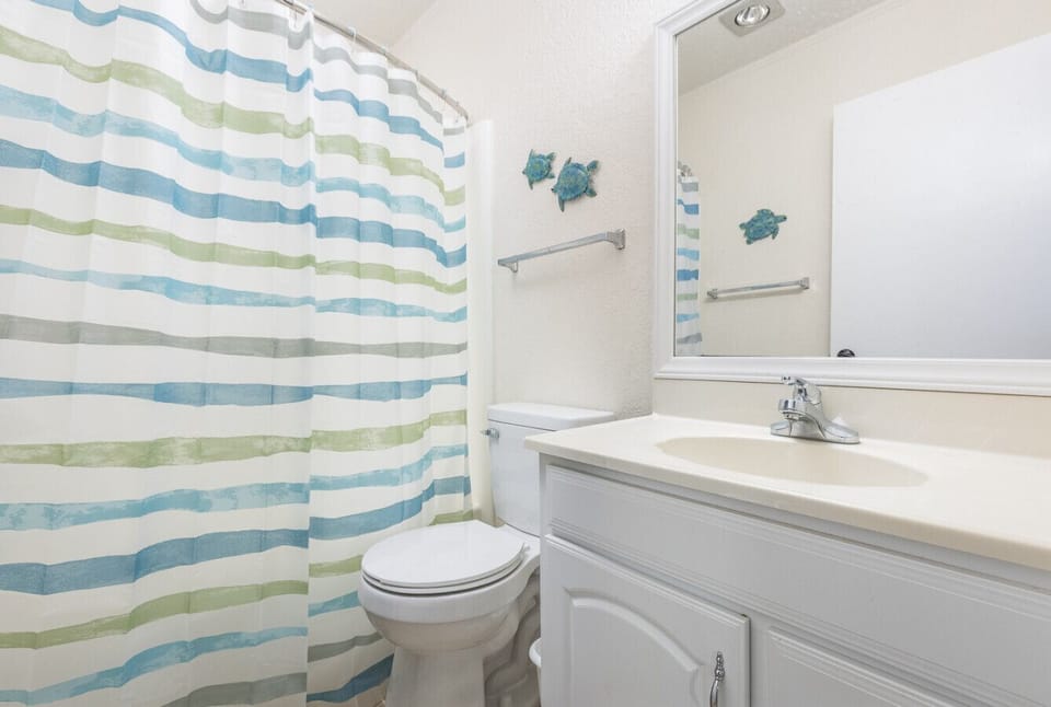 Second full bathroom conveniently located between bedrooms.