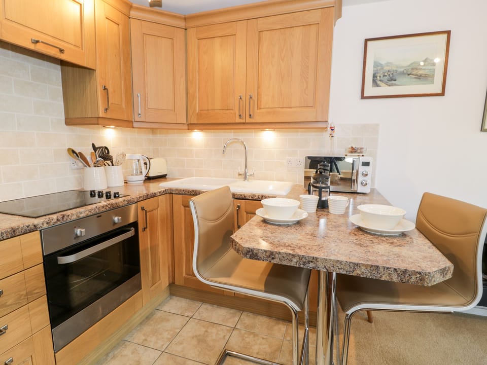 Cottage | Private kitchen | Fridge, microwave, electric kettle, toaster