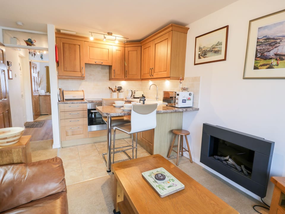 Cottage | Private kitchen | Fridge, microwave, electric kettle, toaster