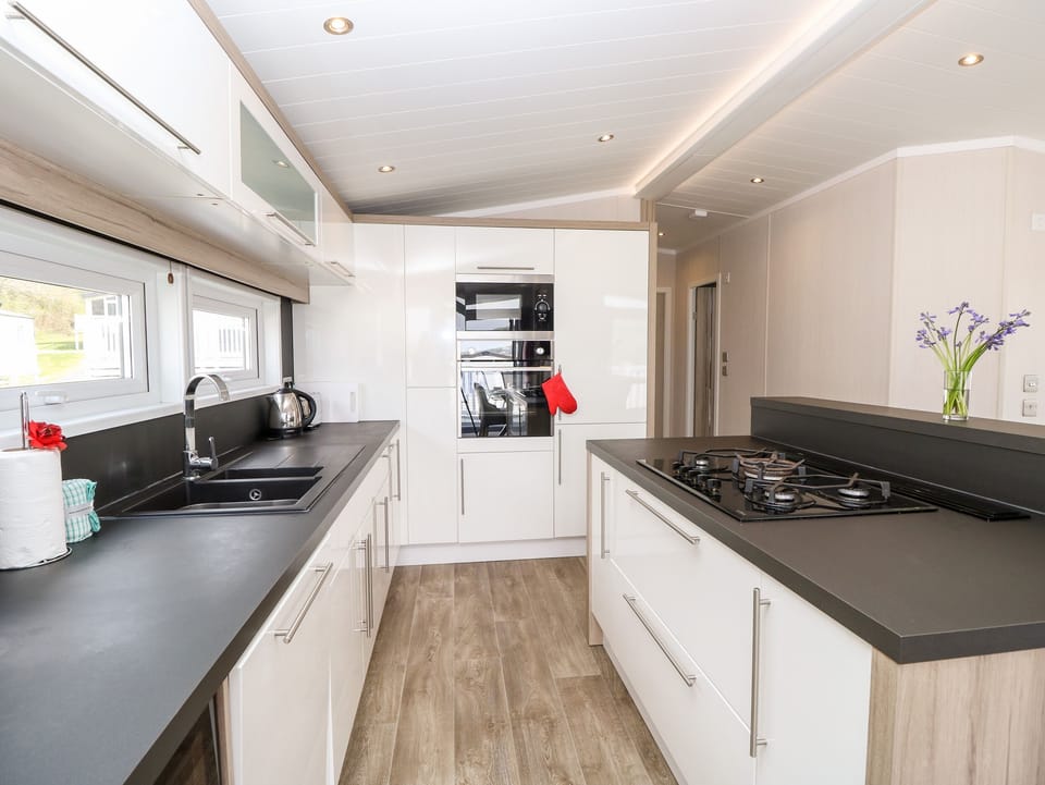 Cottage | Private kitchen | Fridge, microwave, dishwasher, electric kettle
