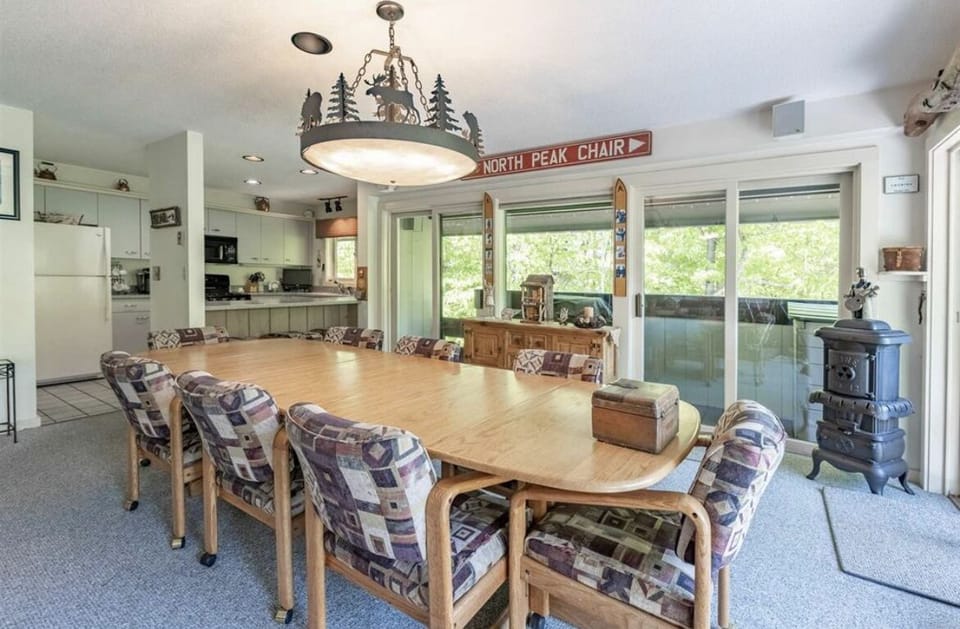
Additional view of dining area. Please note - we do not have a grill.