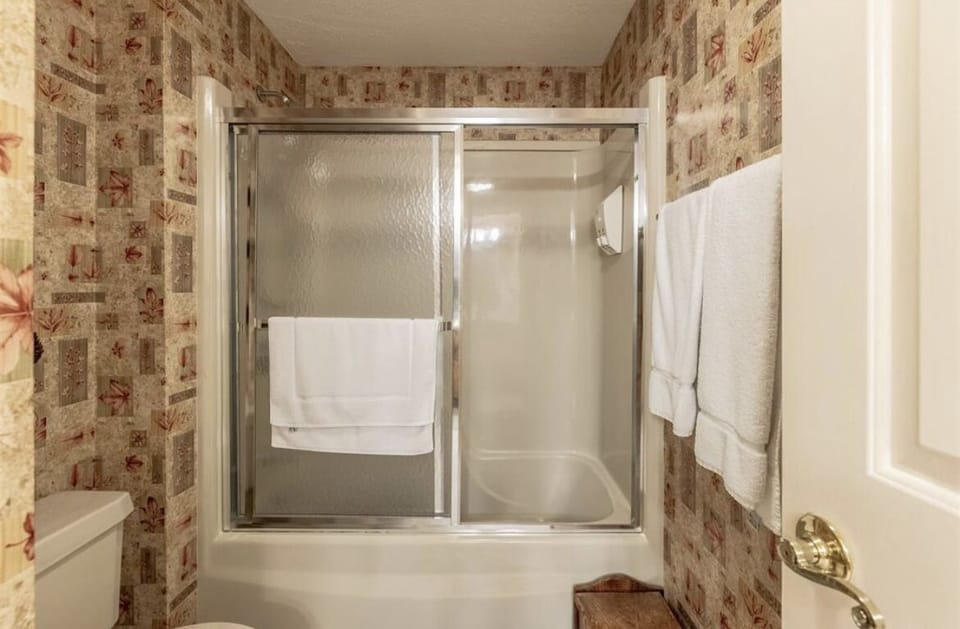 Lower level full bathroom.
Additional towels - located in closet.