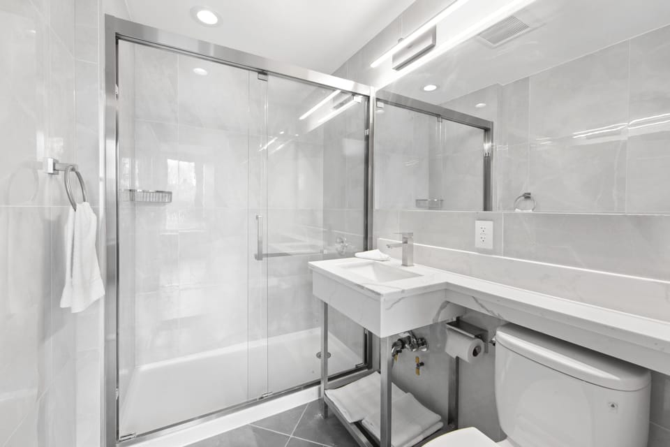 Shower, rainfall showerhead, free toiletries, towels