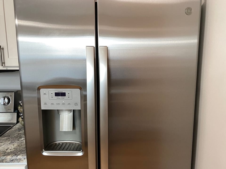 New Stainless fridge with front ice and water for your convenience. 