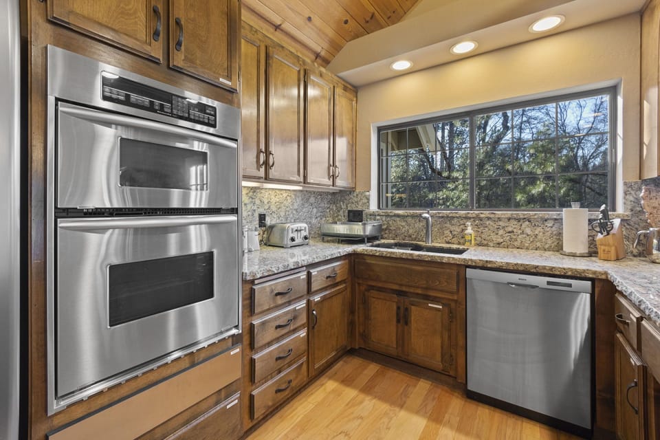 Oven, microwave, dishwasher 