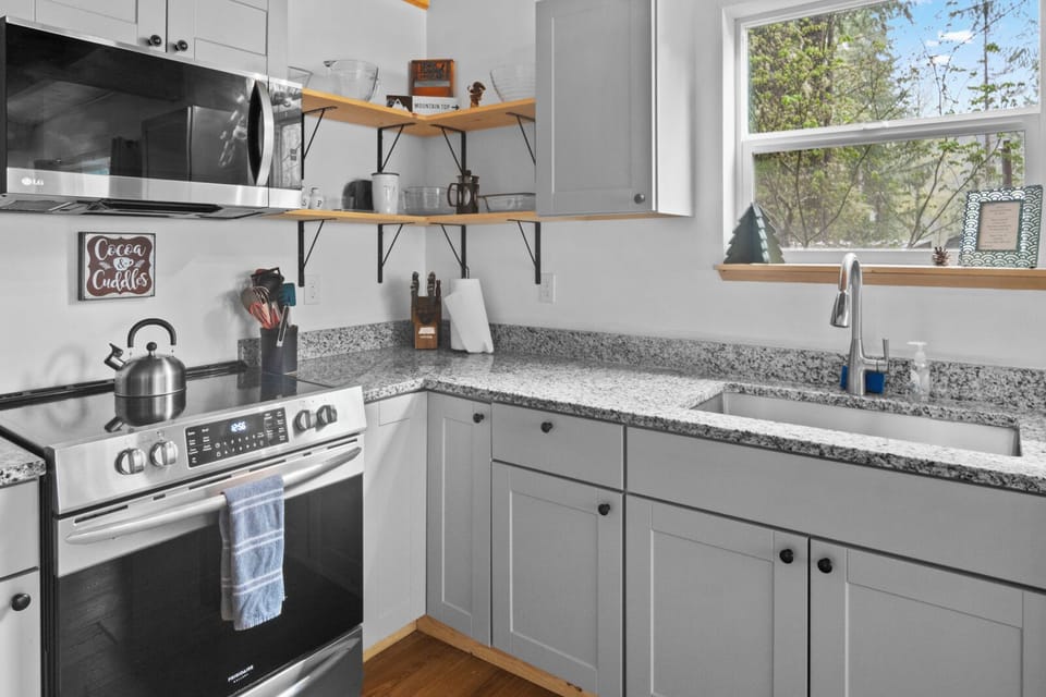 From cookware to bakeware, everything you need for delicious meals awaits.