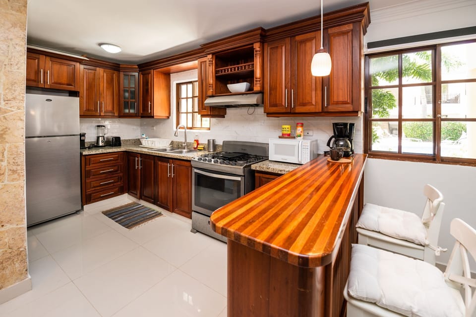 Kitchen with full fridge, stove w/oven, microwave