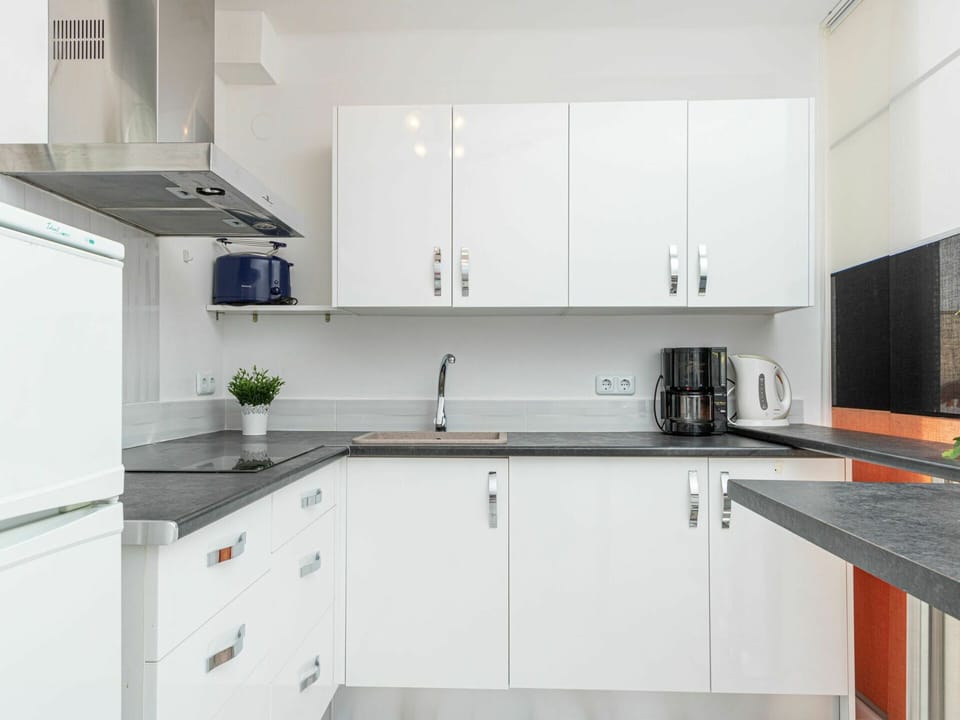Cabinetry, Countertop, Kitchen Sink, Sink, Property, White, Building, Tap, Kitchen Stove, Kitchen