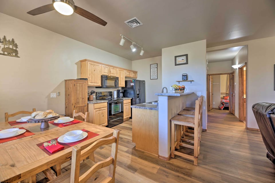 Dining Area | Breakfast Bar
