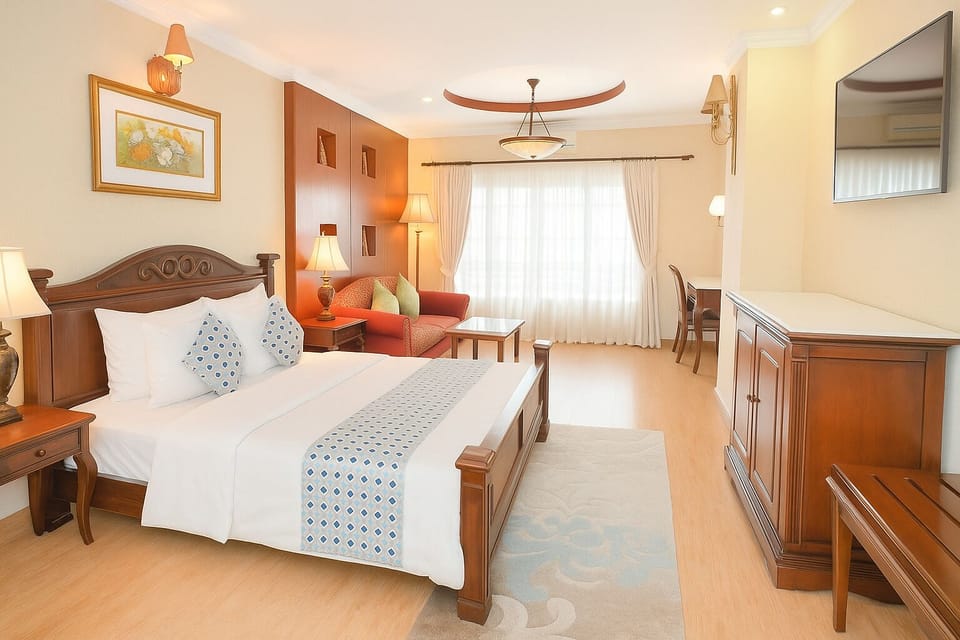 Executive Double Room, 1 Queen Bed, City View | Minibar, individually decorated, individually furnished, desk