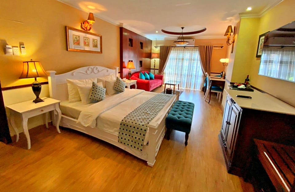 Executive Double Room, 1 Queen Bed, City View | Minibar, individually decorated, individually furnished, desk