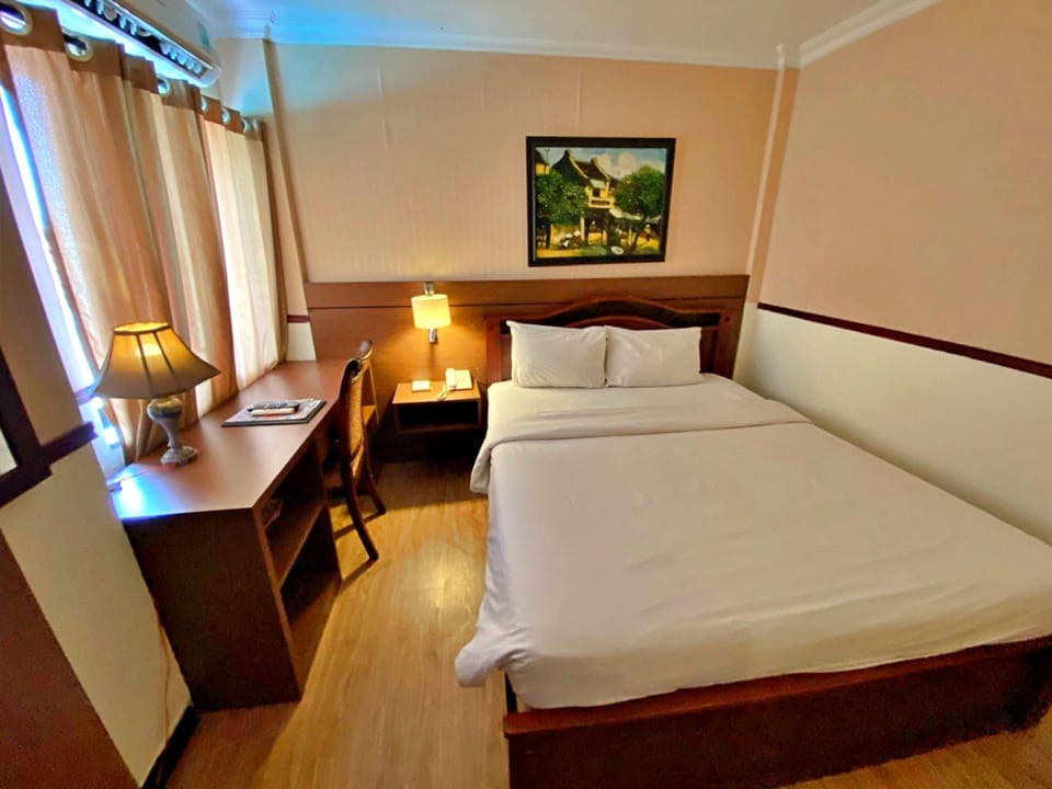 Standard Double Room | Minibar, individually decorated, individually furnished, desk