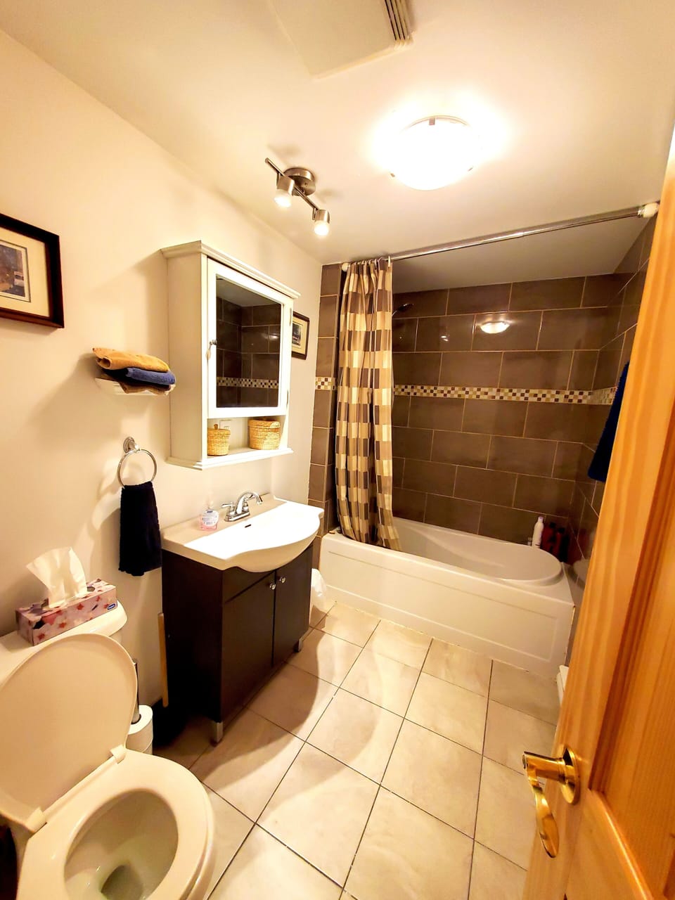 Basic Double Room | Bathroom | Shower, bathrobes, slippers, towels