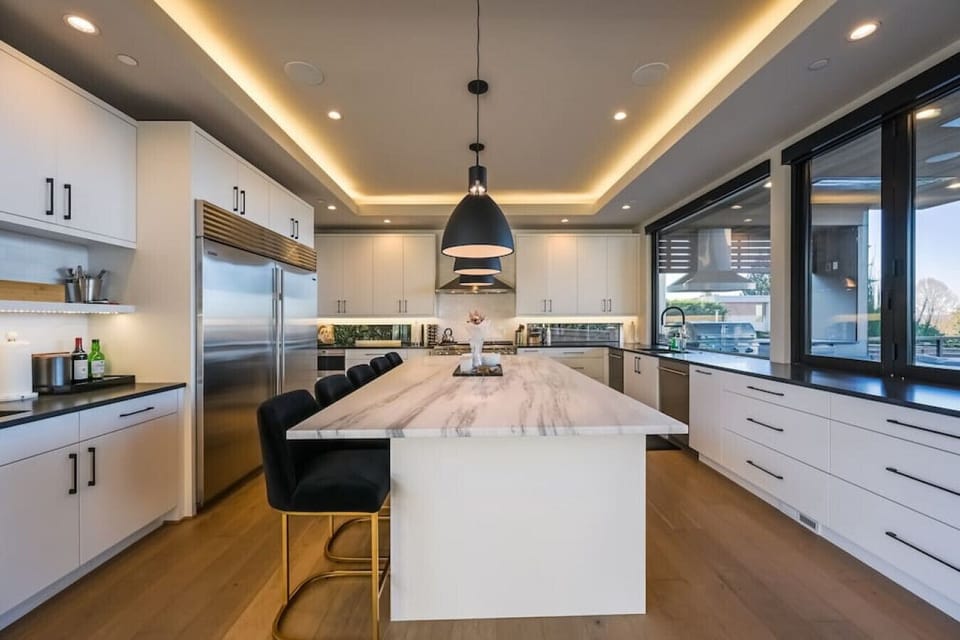 Private cooking lessons from home? This is the perfect kitchen for it! We can help you book a private at-home dinner or cooking lessons. Let us know!