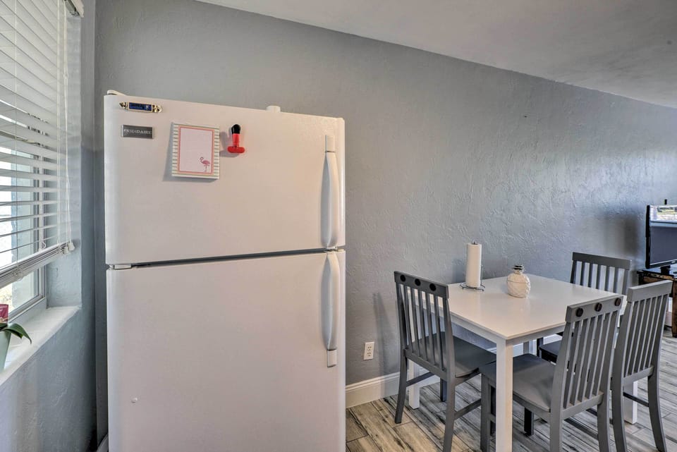 Fully Equipped Kitchen | Dishware & Flatware