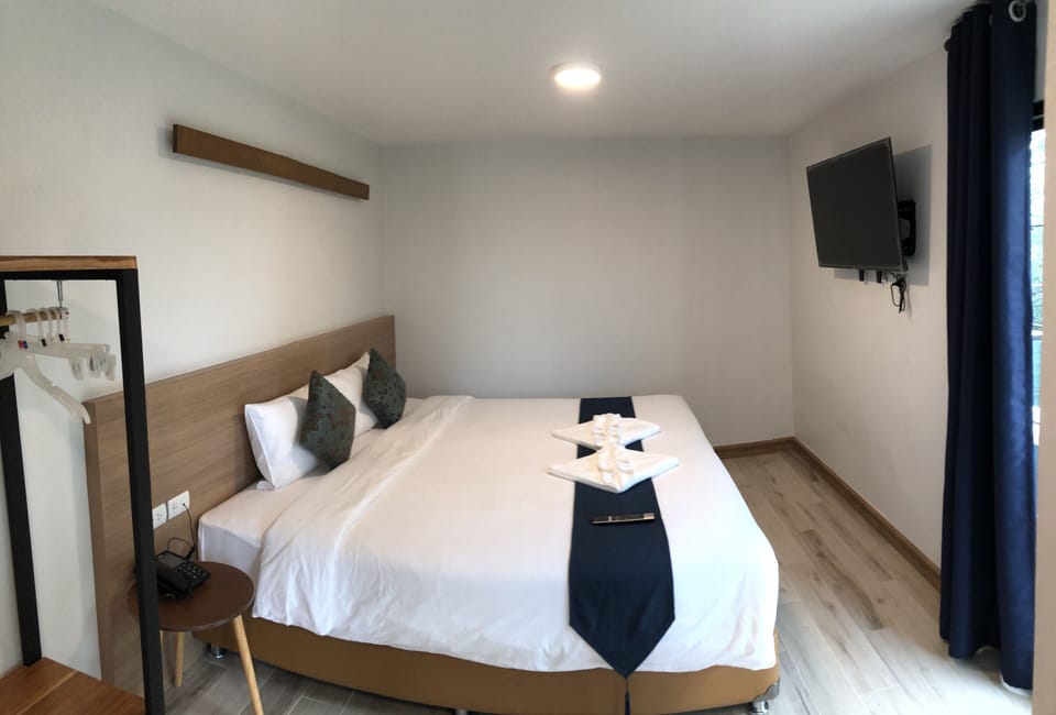Minibar, desk, free WiFi, bed sheets