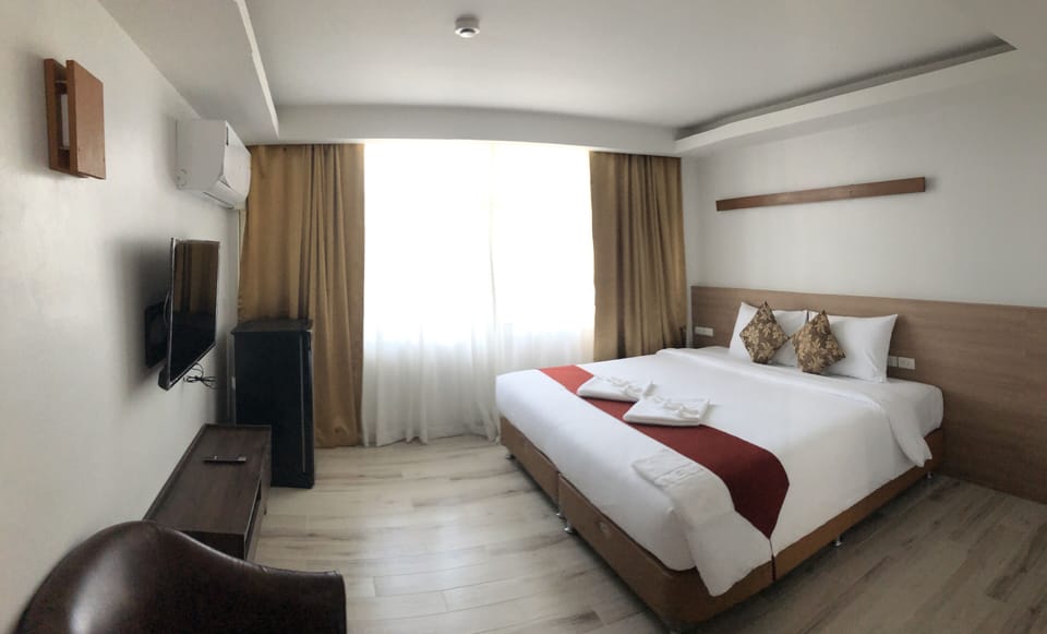Family Quadruple Room | Minibar, desk, free WiFi, bed sheets
