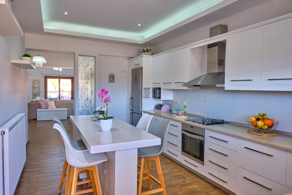 Elena Luxury Suite Agios Stefanos ·-Kitchen