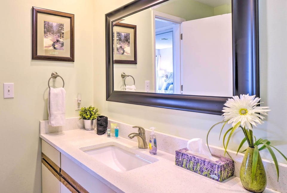 Full Bathroom | Complimentary Toiletries | Hair Dryer | Towels Provided