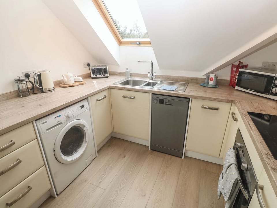 Cottage | Private kitchen | Fridge, microwave, dishwasher, electric kettle