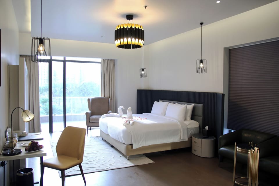 Premium Room, 1 Bedroom, City View, Executive Level | Egyptian cotton sheets, premium bedding, in-room safe, desk