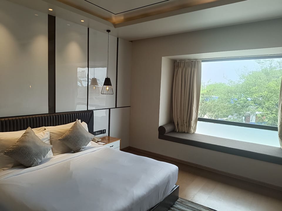 Egyptian cotton sheets, premium bedding, in-room safe, desk