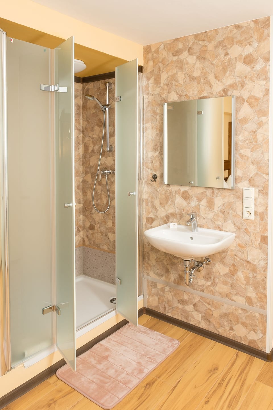 Economy Double Room, 1 King Bed | Bathroom | Soap, toilet paper