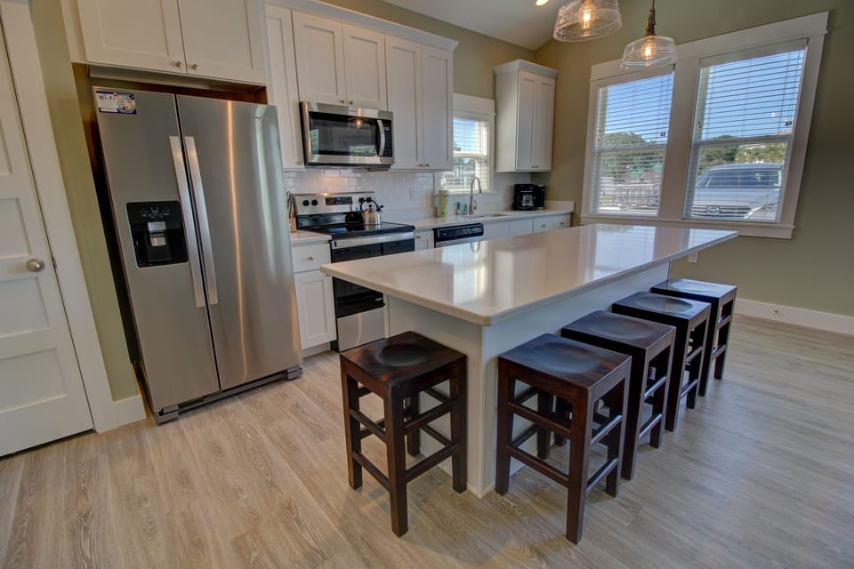 K4223 Open Concept Kitchen w/Eat In Island