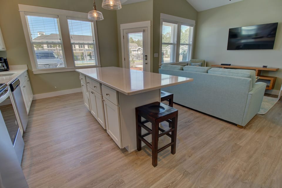 K4223 Open Concept Kitchen w/Eat In Island