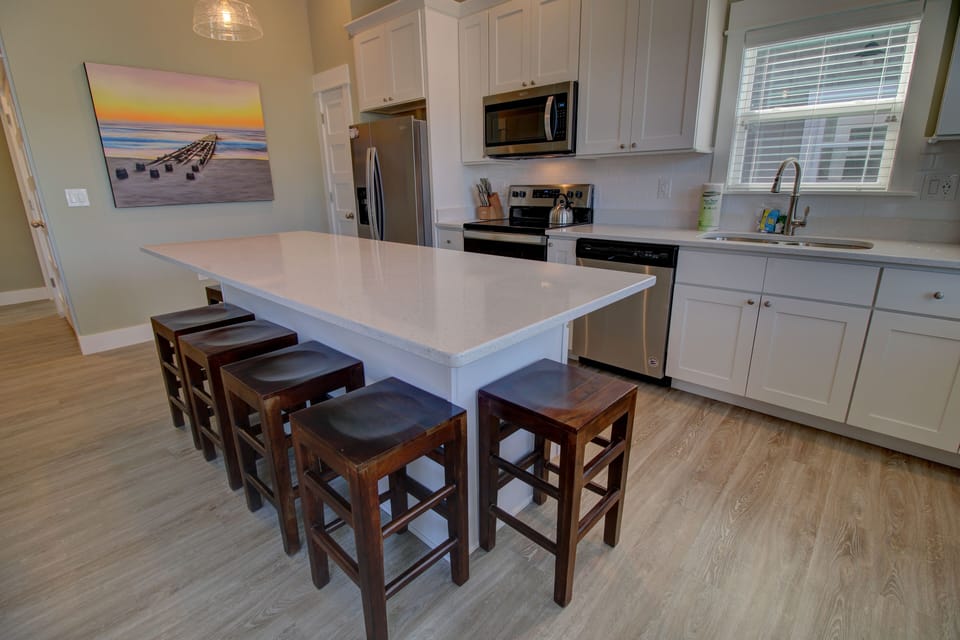 K4223 Open Concept Kitchen w/Eat In Island