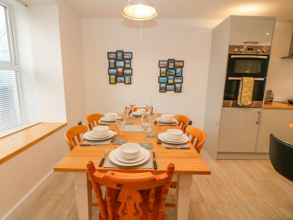 Cottage | Private kitchen | Fridge, dishwasher, electric kettle, toaster