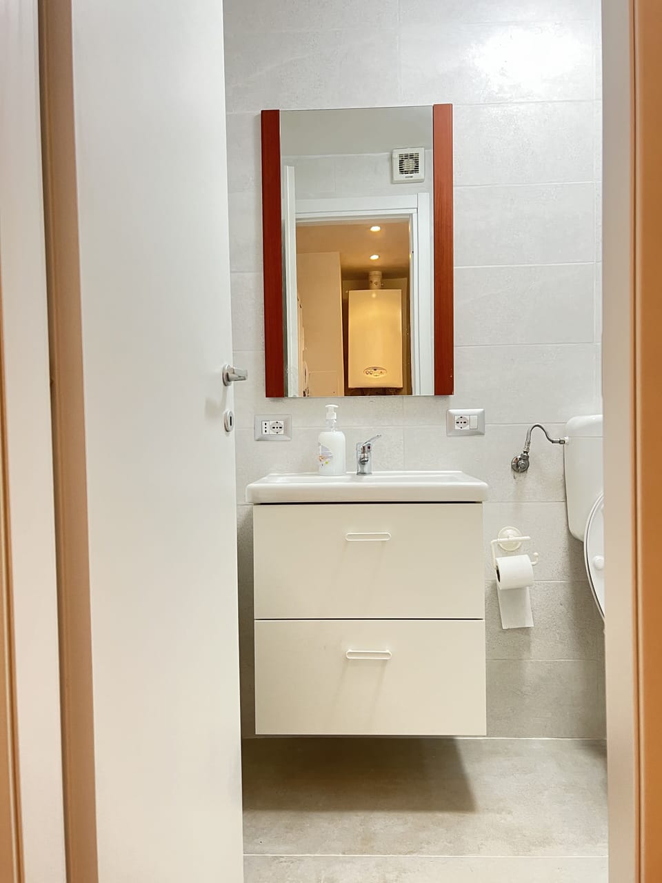 Basic Studio | Bathroom | Shower, free toiletries, hair dryer, towels