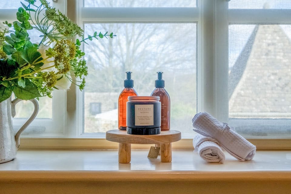 Bag End and Peppercorn Cottage Bathroom - StayCotswold