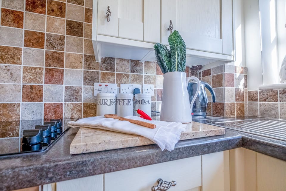 Bag End and Peppercorn Cottage Kitchen - StayCotswold