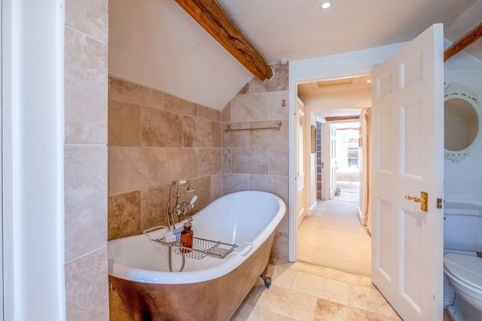 Bag End and Peppercorn Cottage Bathroom - StayCotswold