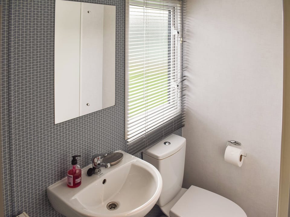 Shower room | The Brimham Retreat - Holiday Homes, Knaresborough