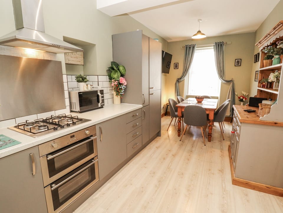 Cottage | Private kitchen | Fridge, electric kettle, toaster, cookware/dishes/utensils