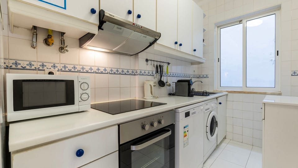 Cook up local flavours in the fully equipped kitchen, complete with oven, stovetop, washing machine and more. #Kitchen #HomeCooking #FullyEquipped #Portugal #PT #Lisbon