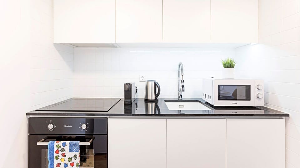 A fully equipped kitchenette designed for effortless cooking and a truly comfortable stay.

#Kitchenette #AirbnbPorto #ComfortStay #CityLiving