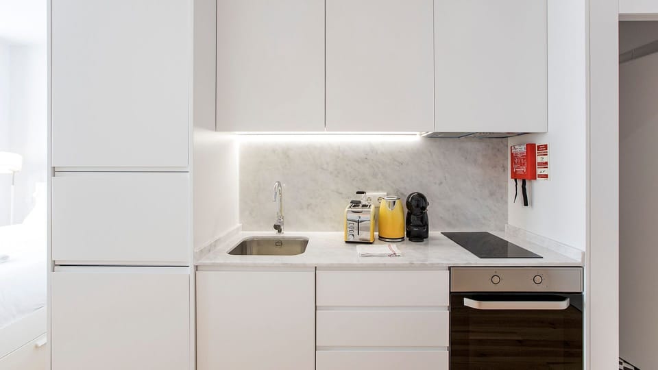 Well equipped kitchen with all the key appliances. #porto #downtown