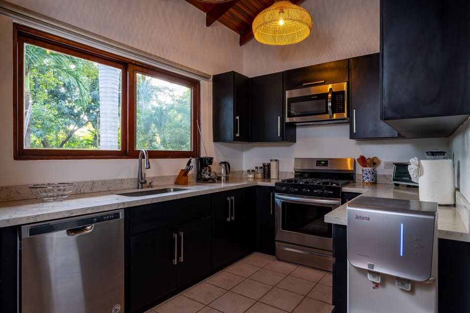 Fully equipped kitchen, coffee maker, blender, microwave, dish washer and more.