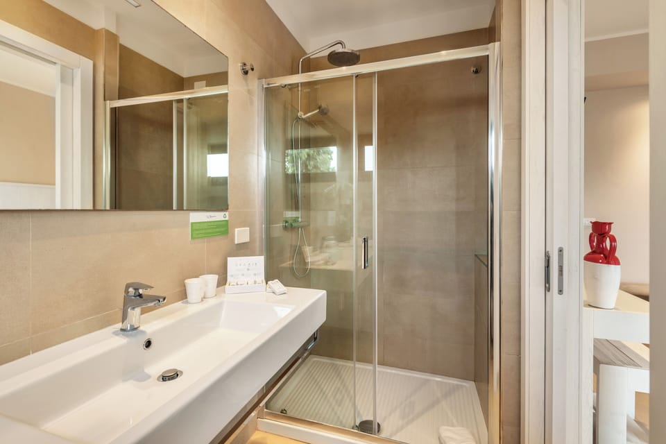 Superior Double Room | Bathroom | Shower, free toiletries, hair dryer, bidet
